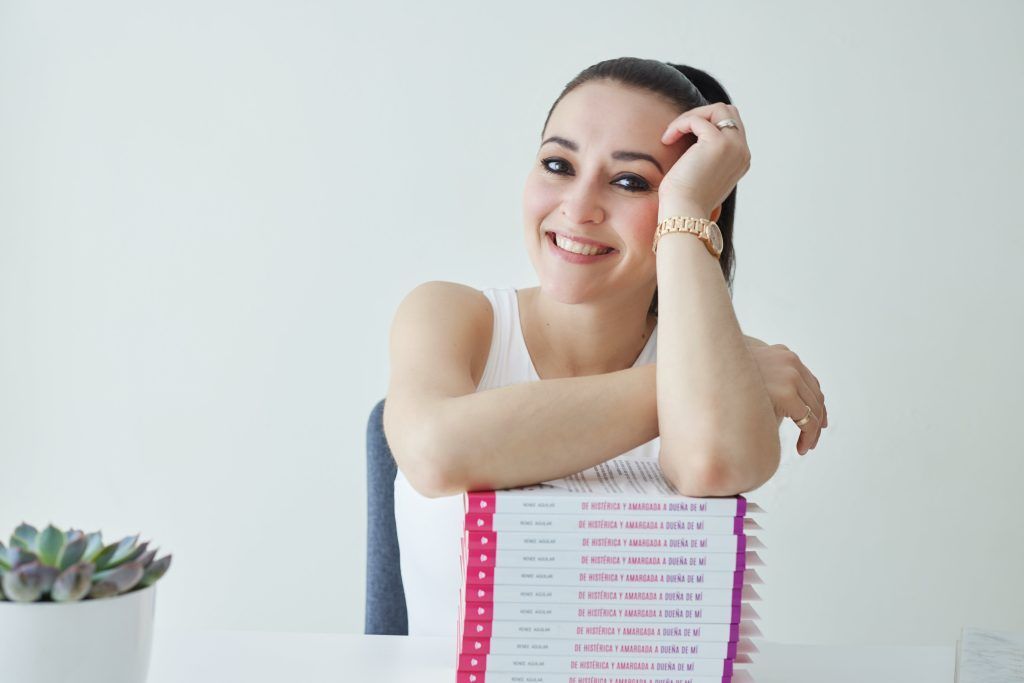 Renee Aguilar con ejemplares de su libro De histérica y amargada a DUEÑA DE MÍ