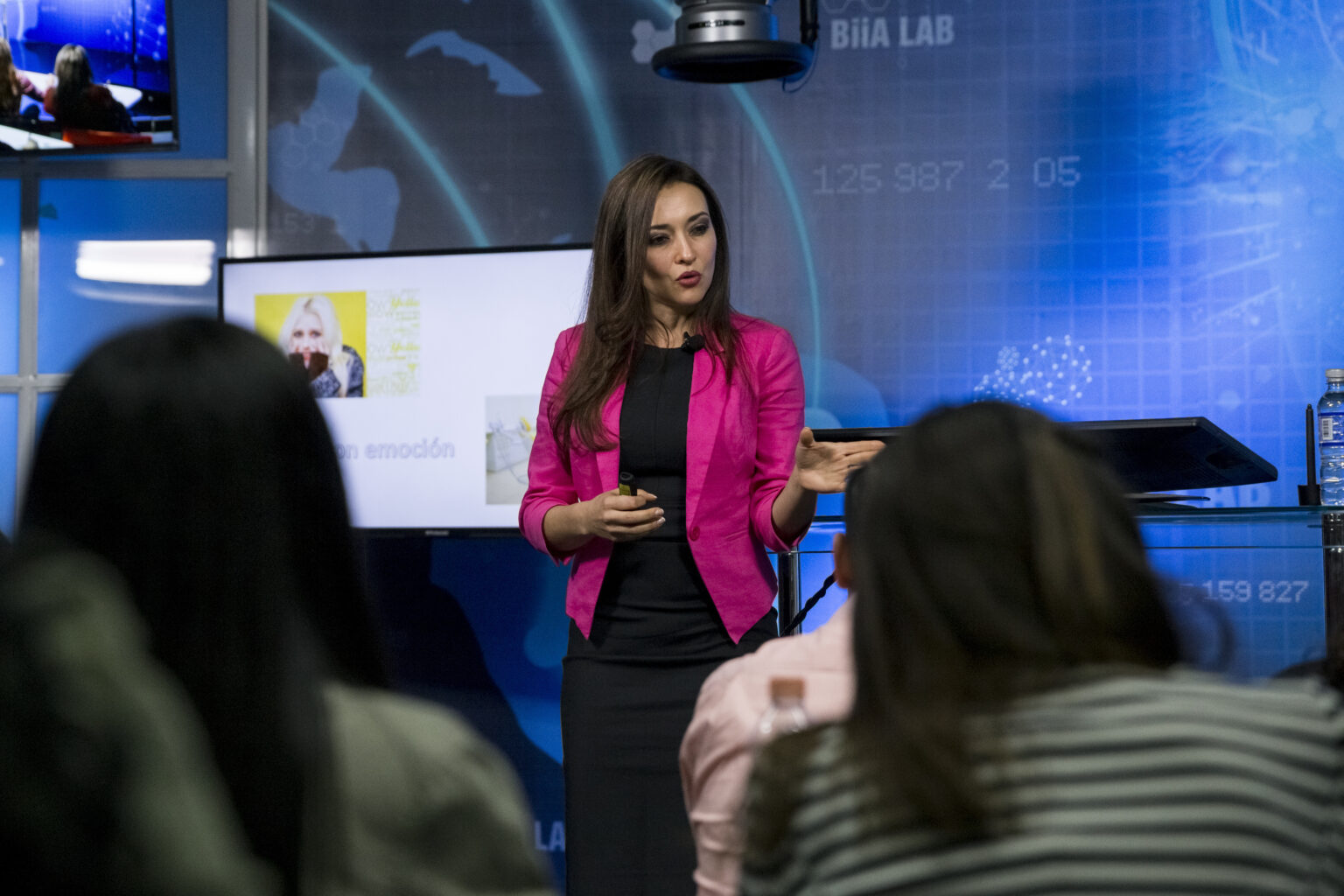 Renee Aguilar durante una formación empresarial